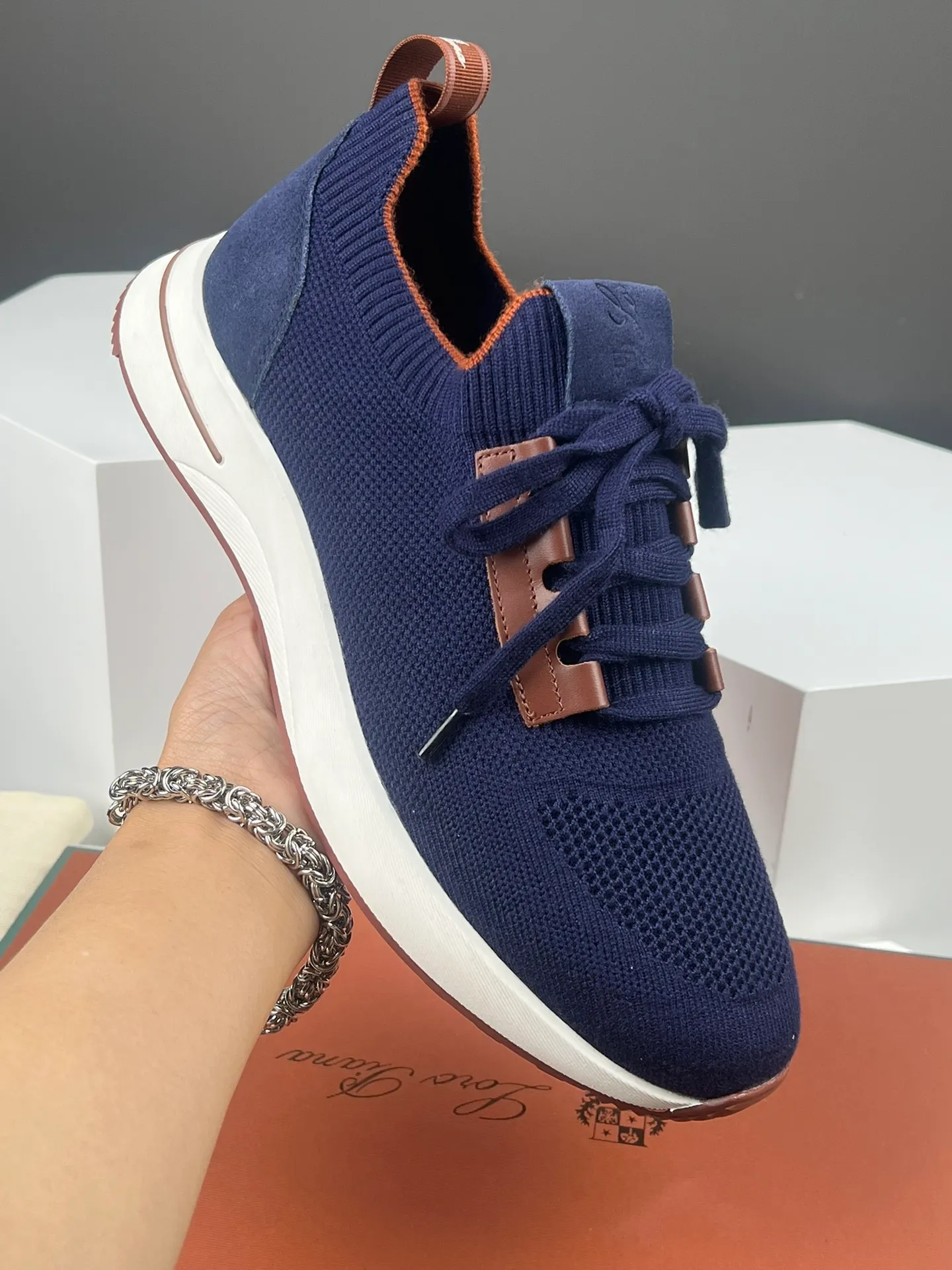 Factory price 420💰L men's shoes💰New product on sale Loro men's shoes💰iana knitted sneakers｜Made of Wish wool blended fabric｜The upper is made of unique knitted fabric production technology｜Comprehensive one-to-one restoration of the counter process｜Additional original molded rubber three-color combination technology outsole｜Size: 39-44 (customized at 45.46)